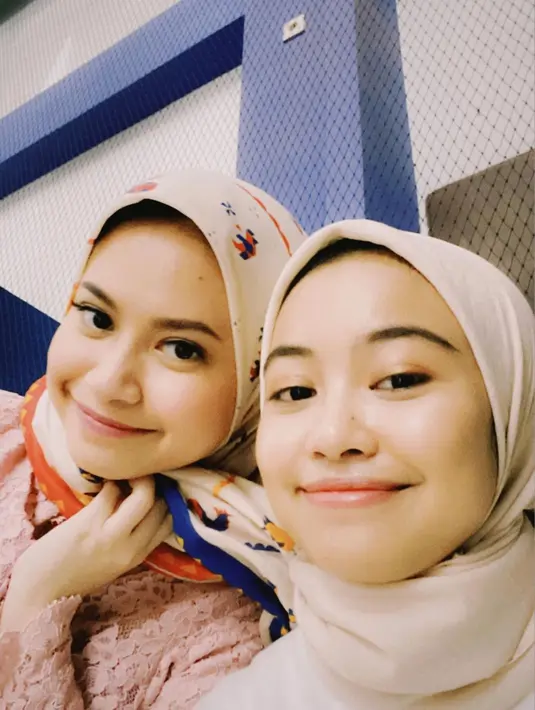 Saat Hanggini memakai hijab, parasnya semakin mirip dengan penulis buku Kata. Ya, Hanggini dengan cantiknya memakai hijab yang membuat netizen kian terpukau dan tak ragu menyebut Hanggini dan Tsana bak kakak adik. (Liputan6.com/IG/@hanggini)