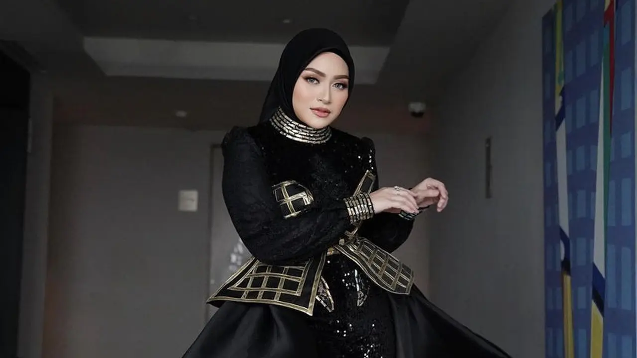 Gaya Terbaru Nathalie Holscher Tampil Glamor