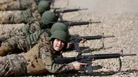 Prajurit wanita dari Tentara Nasional Afghanistan (ANA) mengikuti latihan menembak di Kabul Military Training Centre (KMTC), 26 Oktober 2016. Keahlian prajurit wanita ANA tak perlu diragukan lagi dalam hal berperang dan bela diri (REUTERS/Mohammad Ismail)