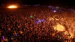 Keriuhan malam festival seni dan musik tahunan Burning Man di Black Rock Desert, Nevada, AS (3/9). Diperkirakan 70.000 orang dari seluruh dunia berkumpul di sini. (REUTERS / Jim Urquhart)