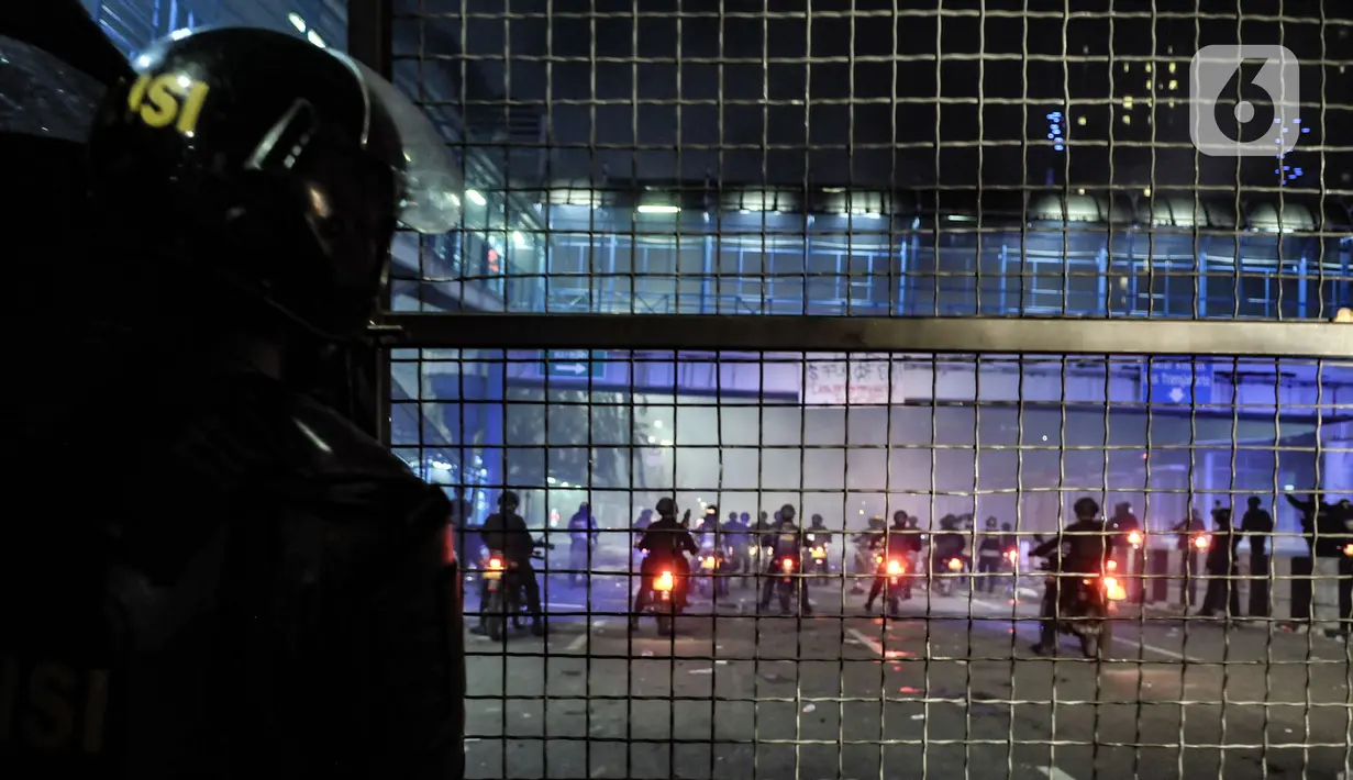 Aparat kepolisian berupaya membubarkan massa di kawasan Harmoni, Jakarta, Kamis (8/10/2020). Polisi berhasil membubarkan unjuk rasa ricuh yang dilakukan massa penolak UU Cipta Kerja dengan tembakan gas air mata dan watercanon. (merdeka.com/Iqbal S. Nugroho)