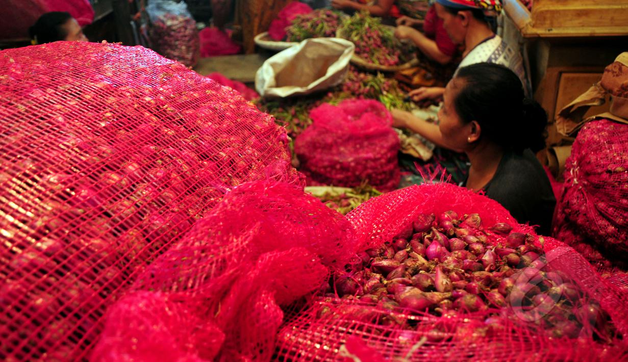 T umpukan karung bawang merah di Pasar Induk sayur dan buah, Kramat Jati, Jakarta, Jumat, (13/3/2015). Harga bawang merah di sejumlah pasar menembus Rp 30 ribu per kg atau mengalami kenaikan Rp 2000-5000/kg. (Liputan6.com/Yoppy Renato)