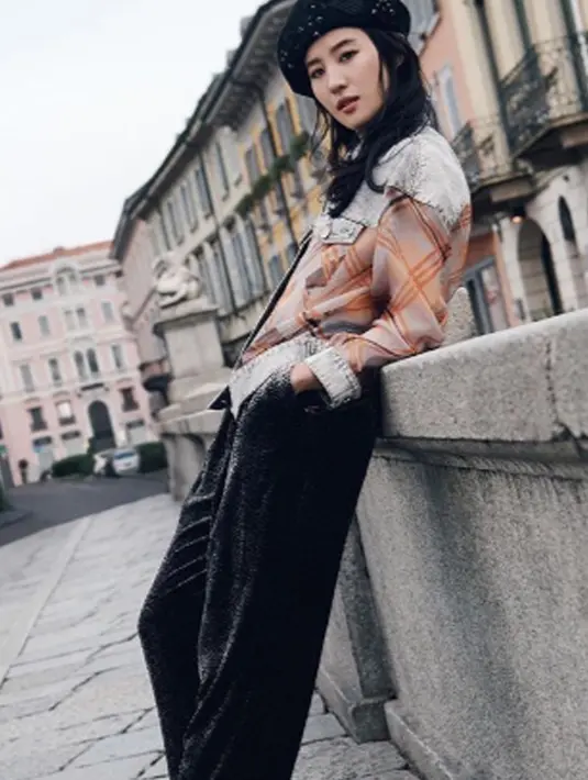 Tidak hanya sebagai seorang artis, wanita kelahiran tahun 1987 ini juga memperluaskan karirnya dalam industri musik. Liu Yifei mengeluarkan single pertamanya yang berjudul "Mayonaka no Door' pada tahun 2006. (Liputan6.com/IG/yifei_cc)