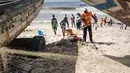 Anak-anak di lingkungan sekitar bergabung dengan relawan untuk membersihkan pantai di pinggiran Dakar, Senegal (13/9/2020). Karena sampah yang terbawa gelombang laut dan curah hujan selama musim hujan telah mencemari pantai. (Xinhua/Louis Denga)