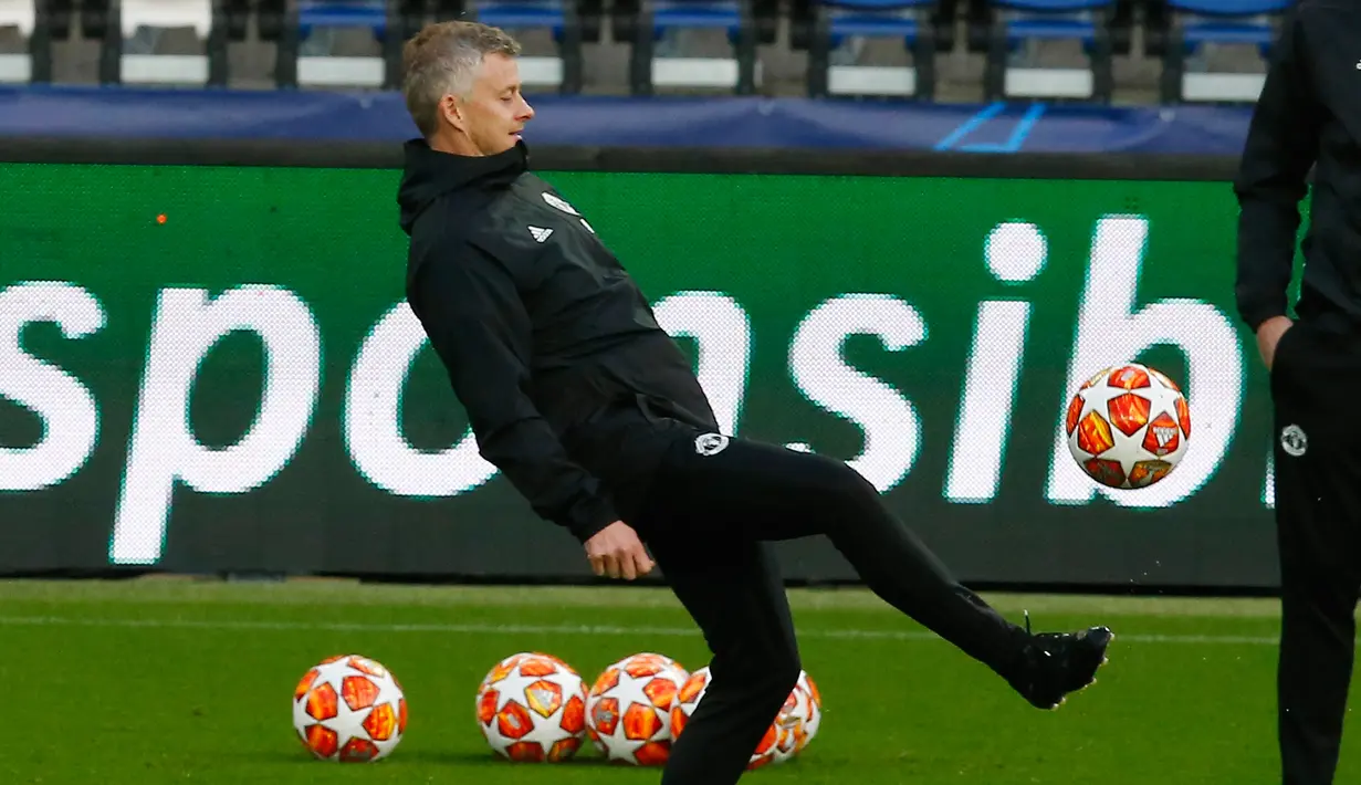 Pelatih Manchester United, Ole Gunnar Solskjaer menendang bola saat sesi latihan tim di stade des Princes stadion di Paris, Prancis (5/3). Pada leg pertama MU takluk atas PSG 2-0 di Old Trafford. (AP Photo/Michel Euler)