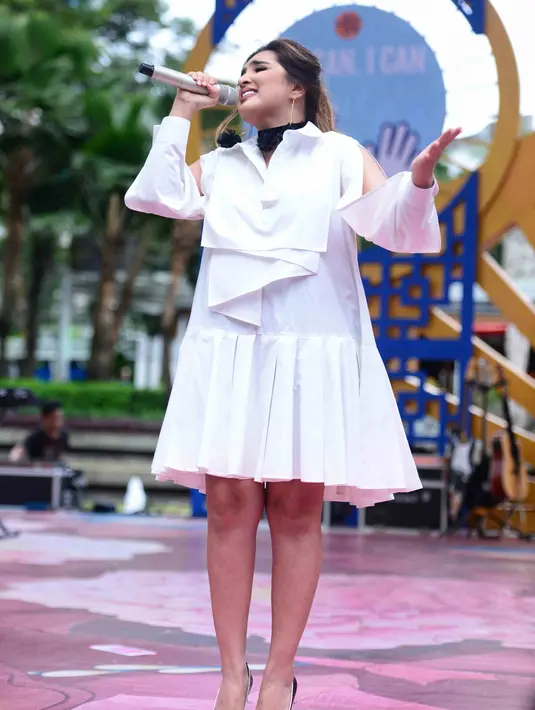 Perhatian lebih pada anak-anak yang masih kecil itu sering kali membuat Aurel dan Azriel merasakan cemburu. Lantaran disangka tidak adil. (Adrian Putra/Bintang.com)