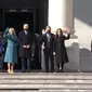 Joe Biden dan Kamala Harris yang didampingi oleh pasangan masing-masing sebelum memasuki Gedung Capitol Hill, AS. (Siaran langsung VOA)