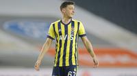 Mesut Ozil - Perjalanan karier pemain Fenerbahce ini tak lepas dari serial Captain Tsubasa. Ozil yang merupakan pecinta berat kartun tersebut bahkan pernah menggunakan Shin Pads bergambarkan karakter Tsubasa Ozora kala membela Timnas Jerman. (AP/Kirsty Wigglesworth)