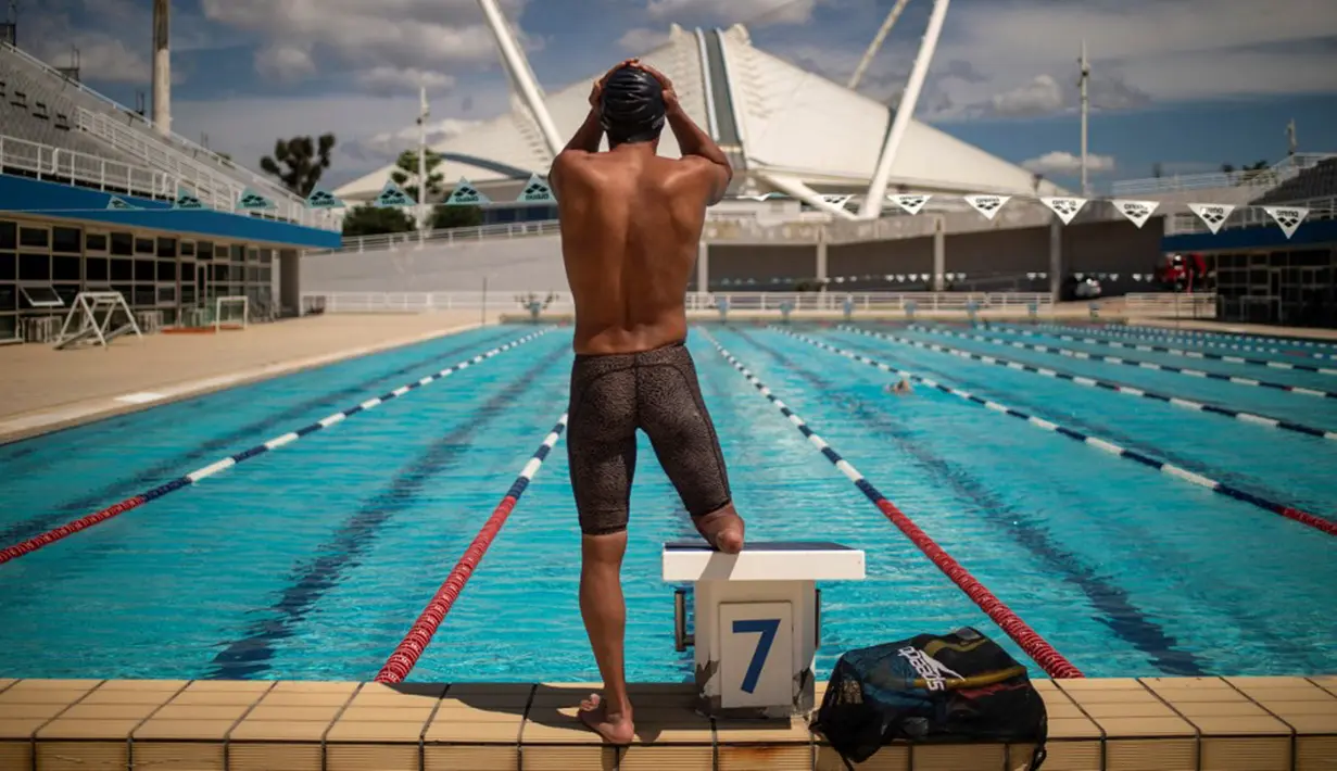 Pengungsi Suriah Ibrahim al-Hussein mengikuti sesi latihan di Olympic Aquatic Center, Athena, Yunani, 2 Juni 2021. Ibrahim al-Hussein mencoba menjadi bagian dari Tim Paralimpiade Pengungsi untuk Paralimpiade Tokyo 2020. (Angelos Tzortzinis/AFP)