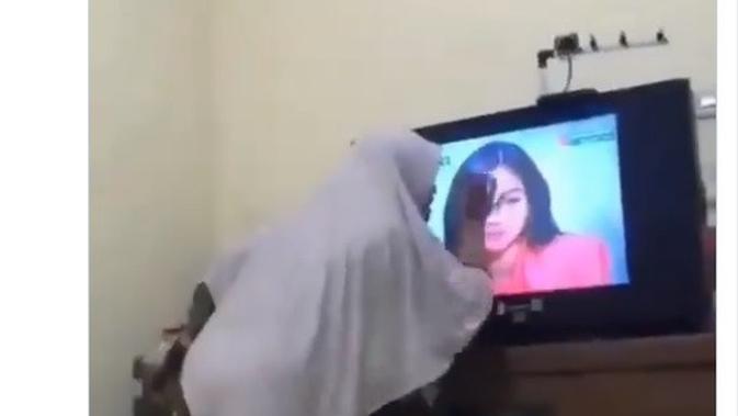 Viral Video Emak-Emak Terbawa Emosi Saat Nonton Sinetron ...