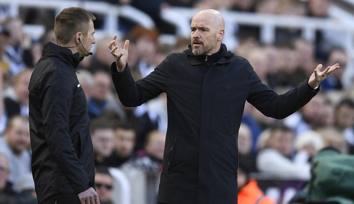 Pelatih MU, Erik Ten Hag (kanan), melakukan protes dalam pertandingan pekan ke-29 Liga Inggris 2022/2023 antara Newcastle United melawan Manchester United yang berlangsung di St. James Park, Minggu (2/4/2023) WIB. (AFP/Oli Scarff)