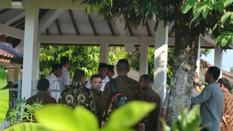 Prabowo Subianto saat berziarah ke makam leluhurnya di Dawuhan, Banyumas, Jawa Tengah. (Foto: Liputan6.com/Muhamad Ridlo)