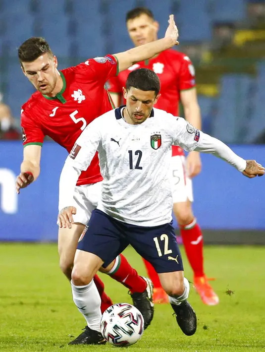 Pemain Bulgaria Petar Vitanov (kiri) memperebutkan bola dengan pemain Italia Stefano Sensi (kanan) pada pertandingan Grup C kualifikasi Piala Dunia 2022 di Stadion Vassil Levski, Sofia, Bulgaria, Minggu (28/3/2021). Italia menang dengan skor akhir 2-0. (AP Photo/Tony Uzunov)
