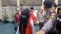 Salah satu terdakwa adegan video syur 'Vina Garut' tengah memasuki ruang persidangan dalam salah satu rangkaian persidangan kasus video itu di Pengadilan Negeri Garut. (Liputan6.com/Jayadi Supriadin)
