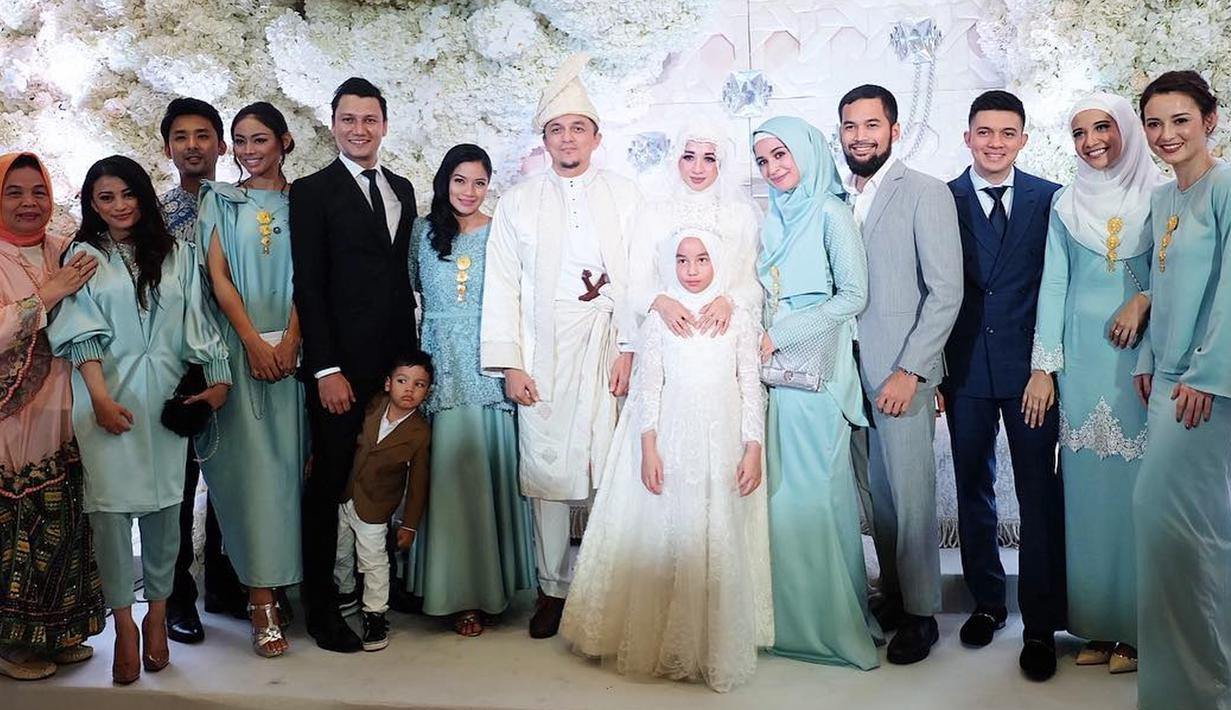 Sejumlah artis Indonesia yang menjadi bridesmaid didampingi pasangannya berfoto bersama saat pernikahan Laudya Cynthia Bella dan Engku Emran. (instagram/titi_kamall)