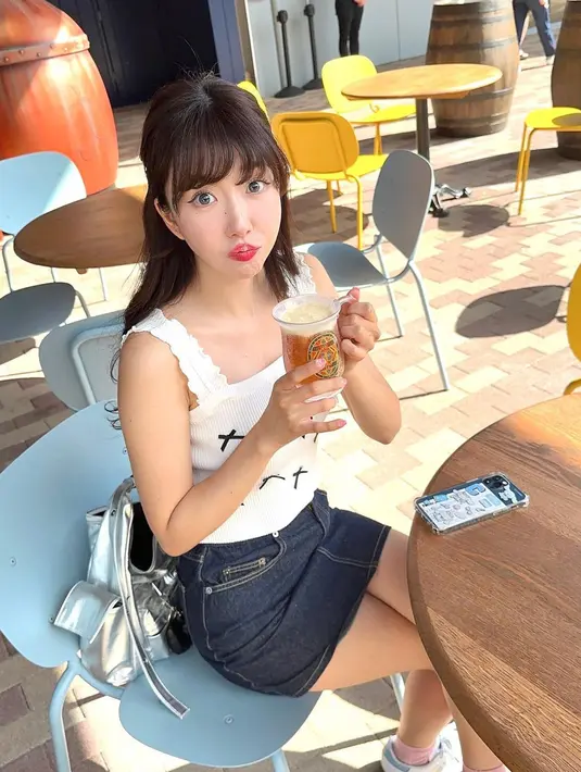 Simple but cute, cukup pilih top dengan aksen pita-pita seperti yang dikenakan Sunny Dahye satu ini. [@sunnydahye]