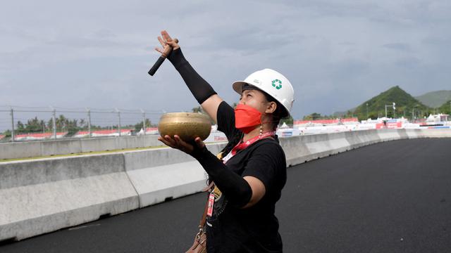 Foto: Cuma ada di Indonesia, Ini Dia Aksi Pawang Hujan saat MotoGP Mandalika 2022