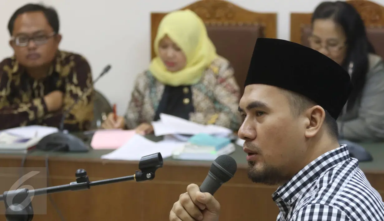 Saipul Jamil memberikan kesaksian dalam sidang praperadilan kasus suap terdakwa Panitera Pengadilan Jakarta Utara, Rohadi di PN Jakarta Pusat, Kamis (28/7). Rohadi diduga menerima suap untuk meringankan vonis terhadap Ipul (Liputan6.com/Immanuel Antonius)