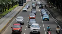 Kendaraan melintas di kawasan ganjil genap di jalan medan merdeka barat, Jakarta, Rabu (8/4/2020). Ditlantas Polda Metro Jaya mengumumkan perpanjangan masa peniadaan kebijakan pembatasan kendaraan bernomor polisi ganjil genap di wilayah Jakarta hingga 19 April 2020. (Liputan6.com/Faizal Fanani)