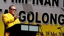 Isi pantun yang disampaikan Aburizal Bakrie,"Di pagi hari senyumku mekar, melihat wajah cantik jelita. Selendang kuning melambai berkibar, rakyat sejahtera dambaan kita" (Liputan6.com/Andrian M Tunay)