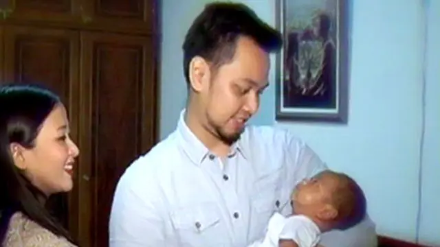 Astrid dan Arlan Kompak Mengurus Bayi Mereka