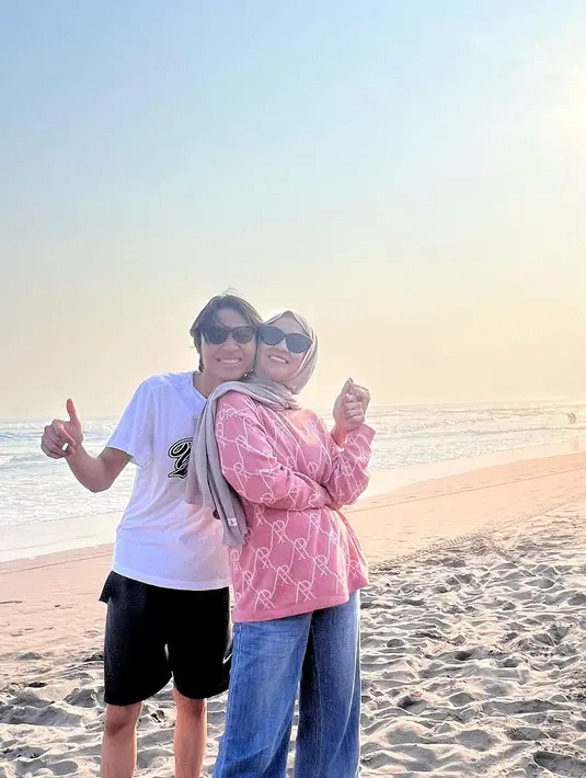 "Iya, awalnya, tapi Okie nya gak mau karena kan bingung apa yang dipermasalahinnya apa," kata Raindy. [Instagram/okieagustina_]