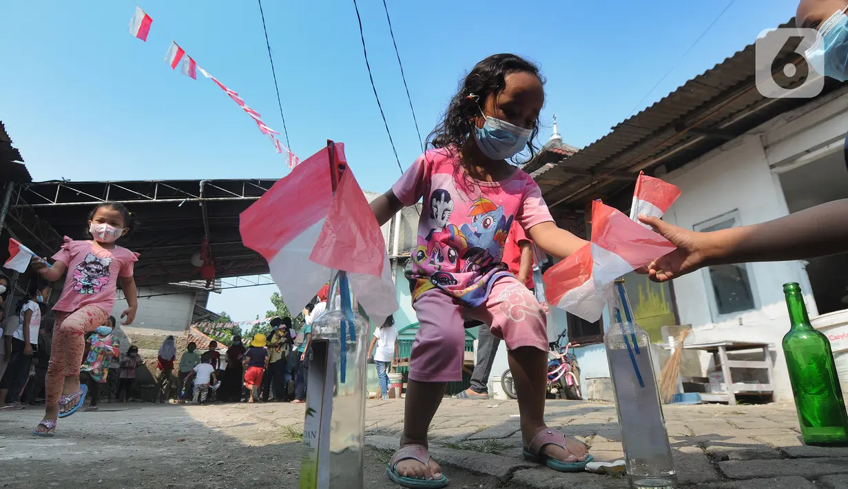 Anak-anak saat mengikuti lomba peringatan HUT Kemerdekaan ke-76 RI di Benda Baru, Pamulang, Tangsel, Selasa (17/8/2021). Di sejumlah kawasan pinggiran Jabotabek warga tetap melaksanakan peringatan HUT kemerdekaaan RI walau masih dalam status PPKM Level 4. (merdeka.com/Arie Basuki)