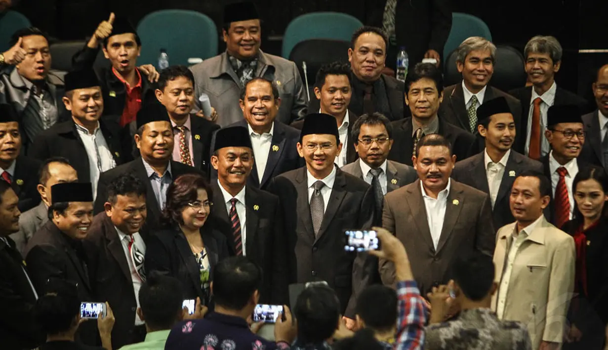 Ahok melakukan foto bersama dengan para anggota dewan usai mengikuti rapat paripurna di Gedung DPRD DKI Jakarta, Jumat (14/11/2014). (Liputan6.com/Faizal Fanani)