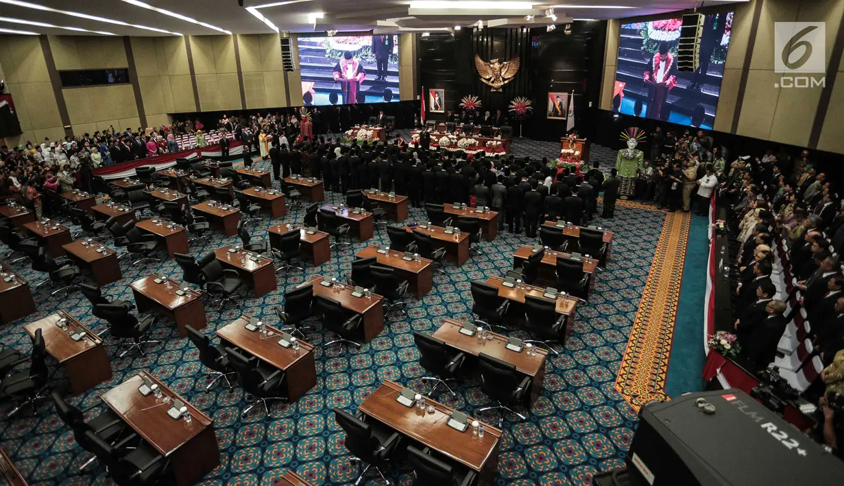 Suasana sumpah jabatan dan pelantikan anggota DPRD DKI Jakarta yang terpilih dalam Pemilu 2019 di Gedung DPRD DKI Jakarta, Senin (26/8/2019). Sebanyak 106 anggota DPRD DKI Jakarta 2019-2024 resmi dikukuhkan oleh Plh Ketua Pengadilan Tinggi DKI Jakarta Syahrial Sidik. (Liputan6.com/Faizal Fanani)