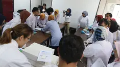 Sejumlah peneliti saat workshop Teknologi ddPCR di Gedung LIPI, Cibinong, Bogor, Jawa Barat, Rabu (30/10/2019). Keberadaan teknologi ddPCR dinilai efektif dan sesuai dengan kebutuhan digitalisasi dalam proses penelitian halal, penyakit, dan produk rekayasa genetika. (Liputan6.com/Herman Zakharia)