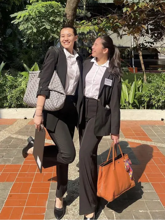 Aaliyah pun mengenakan inner kemeja putih yang membuat tampilannya semakin terlihat formal. [@aaliyah.massaid]