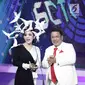 Penyanyi Syahrini saat membacakan nominasi bersama pengacara Hotman Paris dalam acara SCTV Music Awards 2018 di Studio 6 Emtek, Jakarta, Jumat (27/4). Selain tampil menyanyi, Syahrini juga ikut membacakan nominasi. (Liputan6.com/Faizal Fanani)