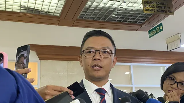 Menteri Luar Negeri Sugiono saat menjawab pertanyaan wartawan di DPR. (Liputan6.com/Delvira Hutabarat)