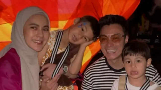 Paula Verhoeven hadir diacara sekolah keduanya anaknya. [@paula_verhoeven]