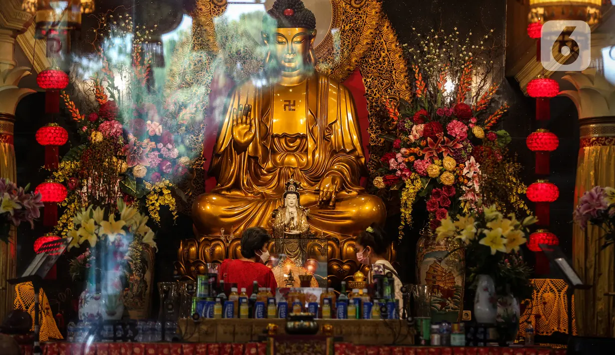 Petugas menyiapkan altar sembahyang menyambut perayaan Waisak di Wihara Ekayana Arama, Jakarta Barat, Selasa (25/5/2021). Wihara ini melakukan persiapan untuk menyambut rangkaian Hari Raya Waisak 2565 BE pada 26 Mei 2021 yang akan berlangsung secara virtual esok hari. (Liputan6.com/Johan Tallo)