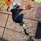 Aksi legenda skateboard Tony Hawk saat bermain di skate park Wayfinding di pusat kota Detroit (15/8). Hawk dan para pemain skateboard muda menguji skate park rancangannya. (Tanya Moutzalias/Ann Arbor News-MLive.com Detroit via AP)