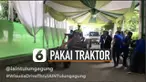 Setelah melakukan prosesi wisuda drive thru, mahasiswa itu kembali lagi ke dalam gerobak yang ditarik oleh traktor tersebut.