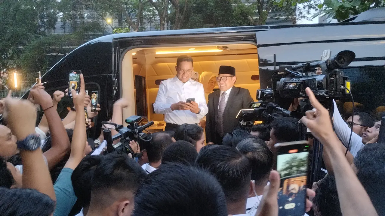 Capres dan Cawapres nomor urut 01 Anies Baswedan-Muhaimin Iskandar (AMIN) menyapa para pendukung yang menamakan diri 'Anak Abah' di Kafe One3, Senayan, Jakarta Pusat, Minggu (4/2/2024) jelang menuju lokasi debat capres.