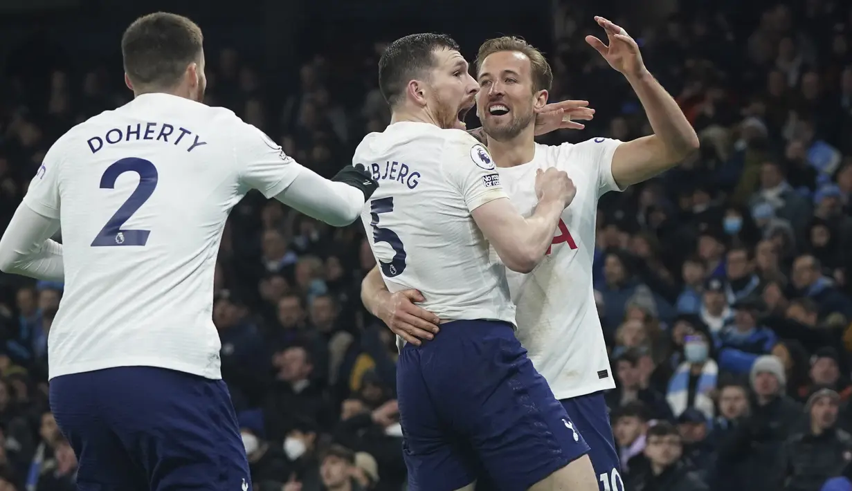 Skor pun berubah 3-2 dan bertahan hingga laga usai untuk kemenangan Tottenham Hotspur atas pemuncak klasemen sementara Manchester City. (AP/Jon Super)