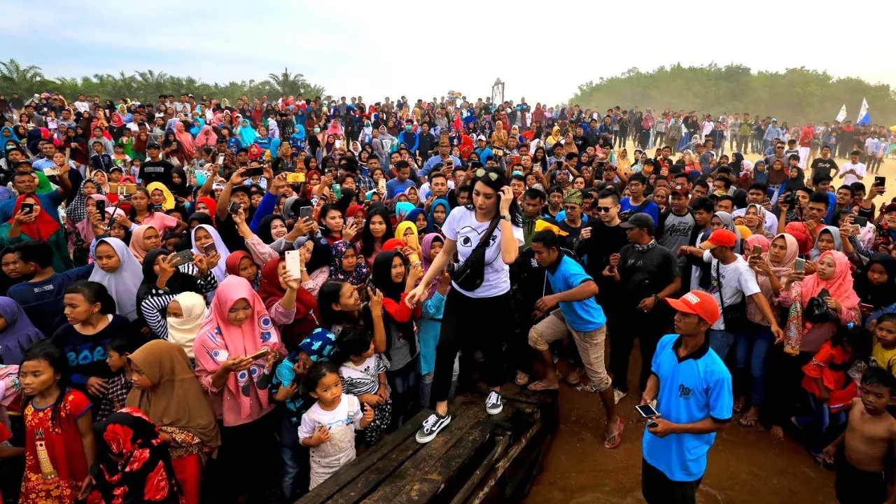 Tyas Mirasih dan Kehebohan Pasar Teluk Jering yang Dipadati Pengunjung