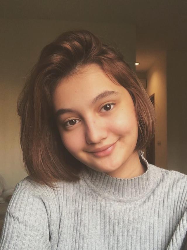 7 Potret Laura Jackson, Adik Zoe Jakson yang Tak Kalah Memesona