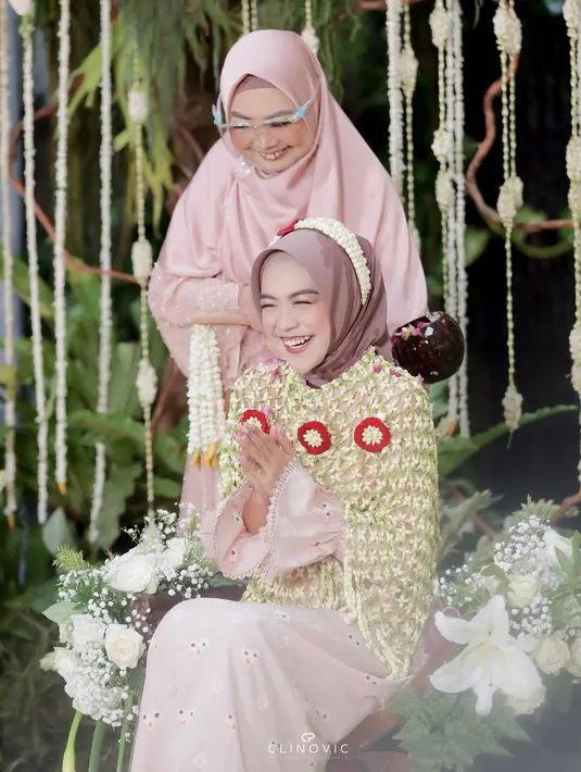 Di acara siraman, Ria Ricis kembali dengan nuansa cokelat netral. Kali ini dress panjangnya memiliki motif bunga-bunga kecil. Foto: Instagram.