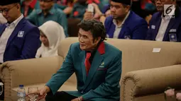 Ketua Umum Partai Idaman Rhoma Irama saat menhadiri deklarasi bergabungnya Partai Idaman ke PAN di di Jakarta, Sabtu (12/5). Partai Idaman resmi bergabung dengan Partai Amanat Nasional (PAN) untuk menghadapi pemilu 2019. (Liputan6.com/Faizal Fanani)