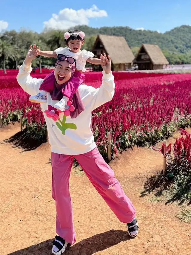 OOTD Ria Ricis dan Moana Ketika Liburan Hanya Berdua