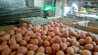 Harga telur di Pasar Kwitang Dalam (Foto: Liputan6.com/Maulandy R)