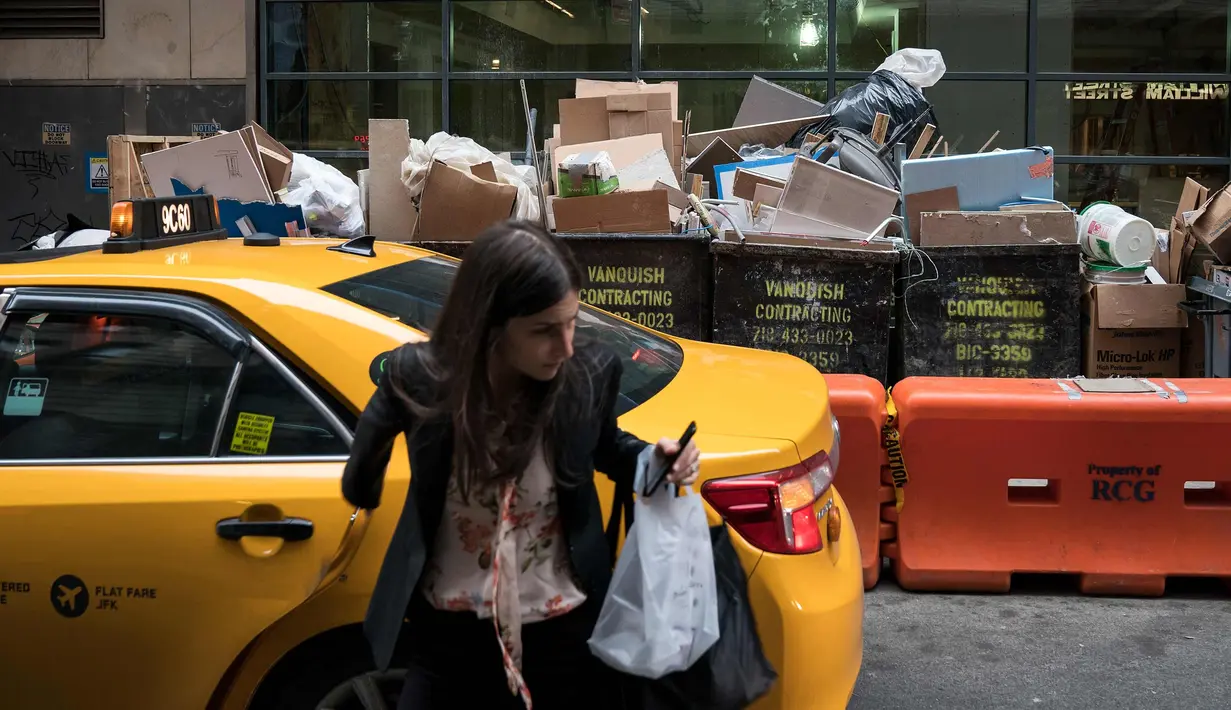Tumpukan sampah terlihat di trotoar di Lower Manhattan, New York City (22/2). Dengan menggunakan data dari Environmental Protection Agency memberi peringkat New York City sebagai kota paling kotor di negara tersebut. (AFP Photo/Drew Angerer)