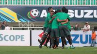 Pemain Timnas Indonesia menikmati sesi latihan sambil berpelukan pada sesi uji coba lapangan jelang leg pertama Final Piala AFF 2016  di Stadion Pakansari, Bogor (13/12/2016).  (Bola.com/Nicklas Hanoatubun)