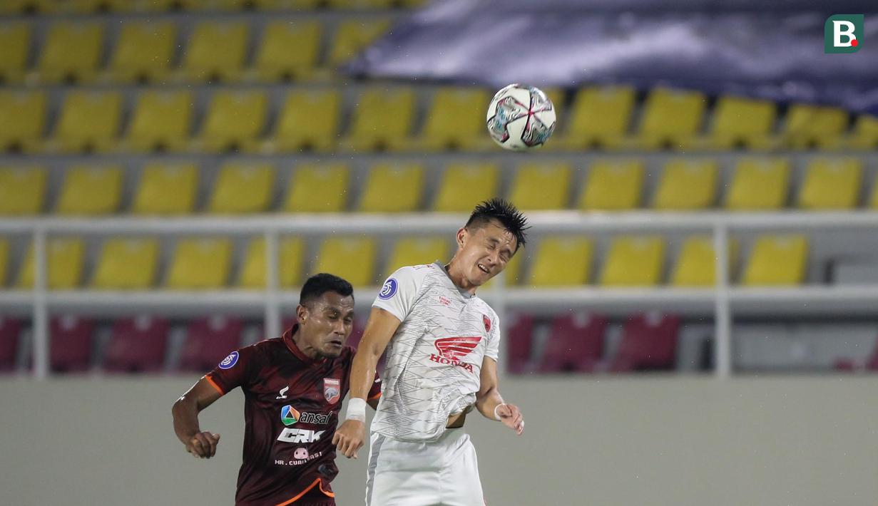 Dibabak kedua jual beli serangan kedua kubu terus digencarkan. Peluang pertama di babak kedua berhasil diciptakan oleh Borneo FC. Skema serangan dari tengah lapangan hampir berbuah gol. (Bola.com/Bagaskara Lazuardi)