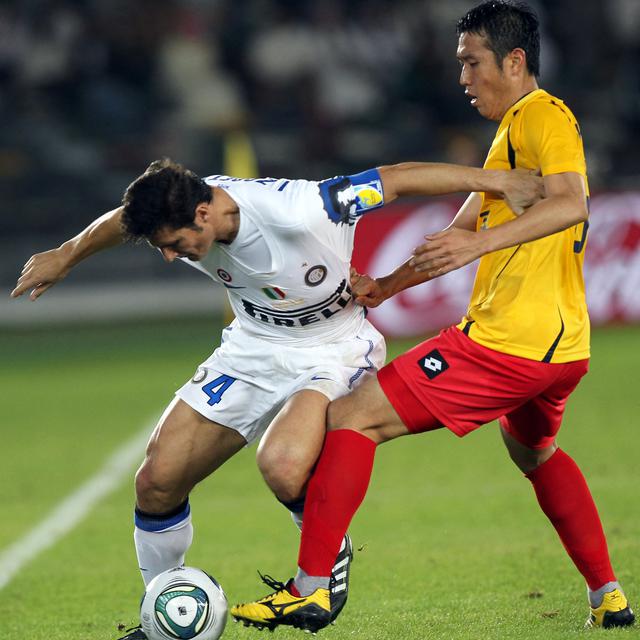 Asisten pelatih Timnas Indonesia, Cho Byung-kuk ketika berduel dengan Diego Milito.