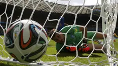 Yunani tak berdaya saat berlaga melawan Kolombia di penyisihan Piala Dunia 2014 Grup C di Belo Horizonte, Brasil, (14/6/2014). (REUTERS/Paulo Whitaker) 